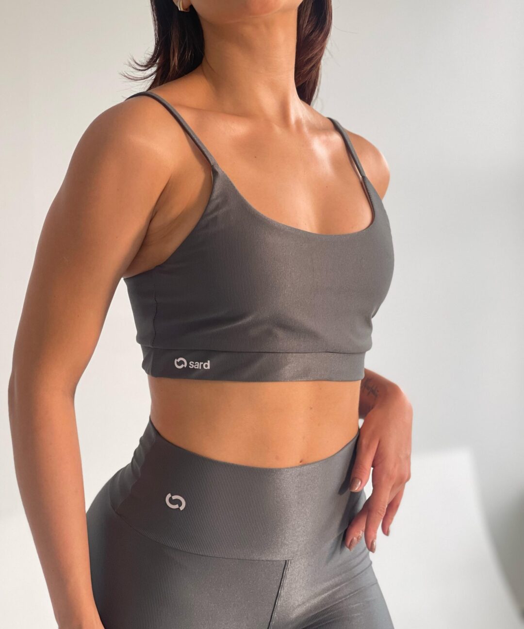 TOP FITNESS CANELADO ALÇA ROLOTE E CÓS CINZA SPACE
