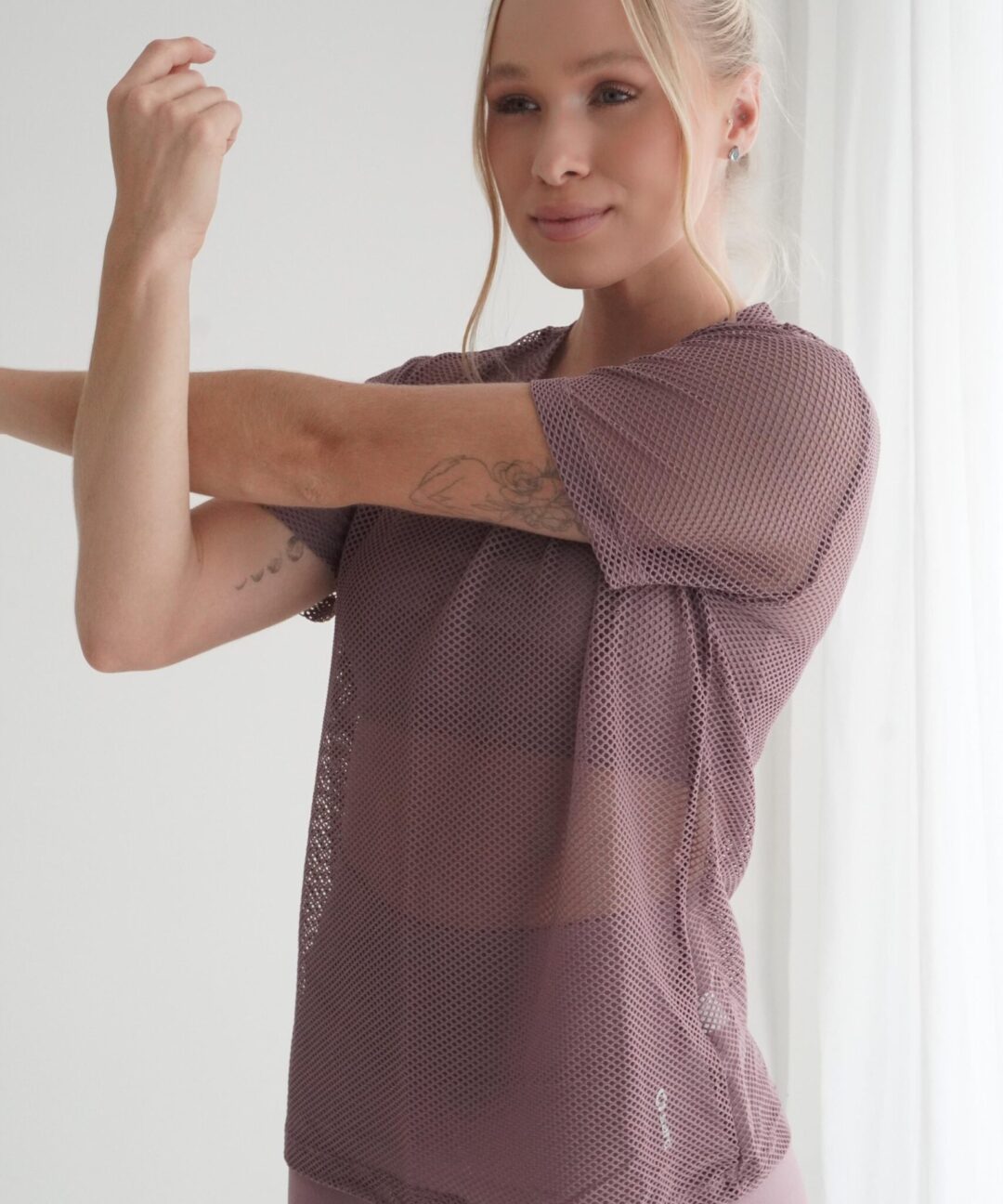 CAMISETÃO OVERSIZED EM TELA SATIN